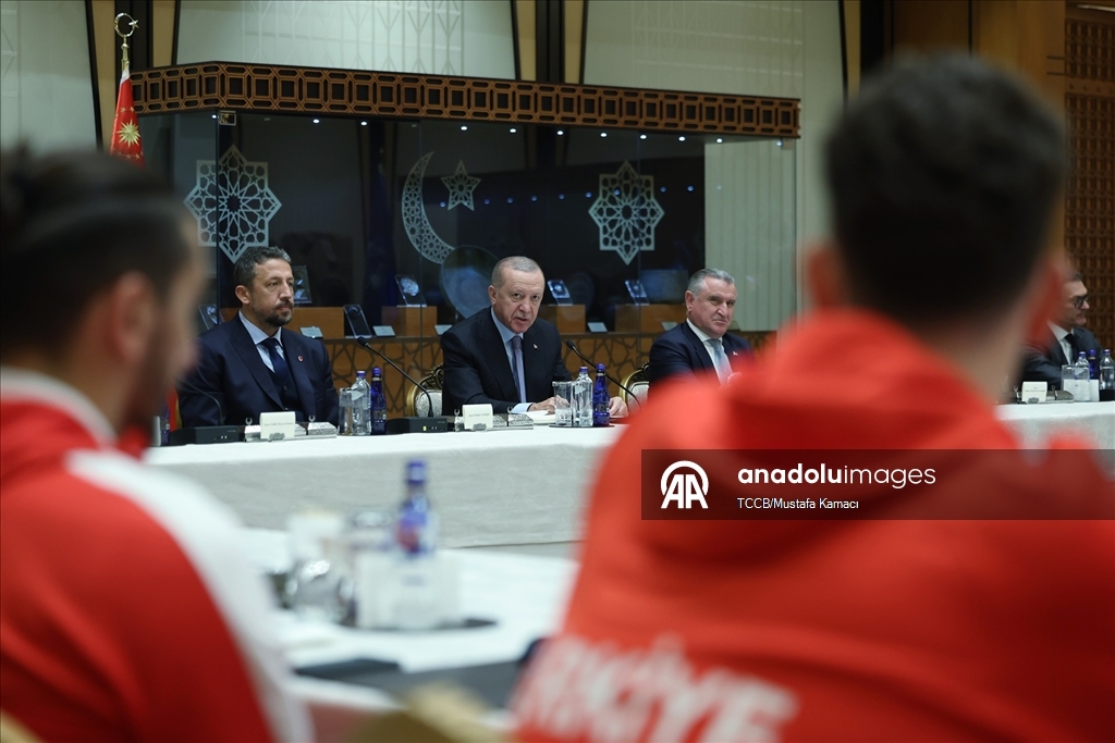 Cumhurbaşkanı Erdoğan, A Milli Erkek Basketbol Takımını kabul etti