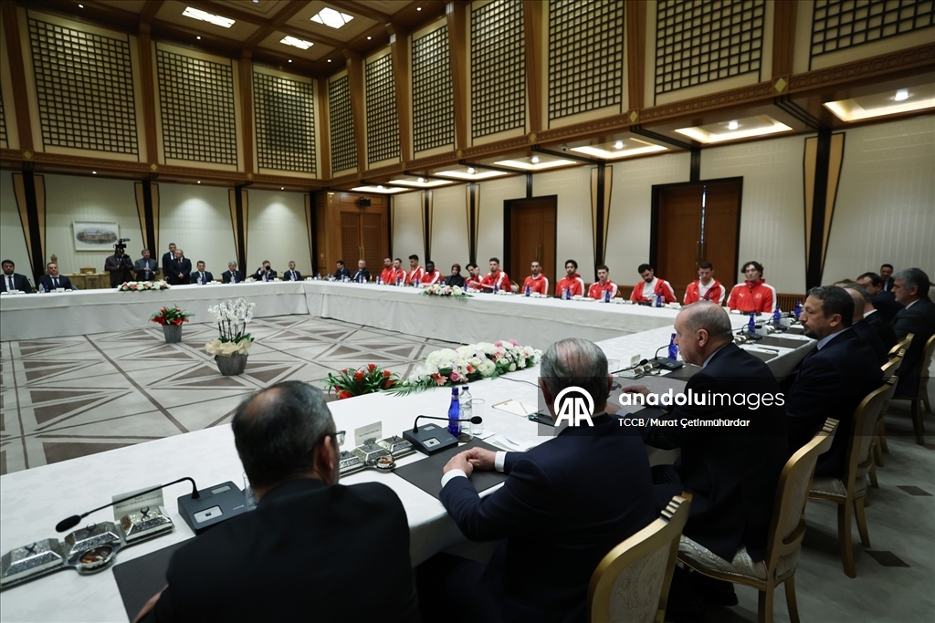 Cumhurbaşkanı Erdoğan, A Milli Erkek Basketbol Takımını kabul etti