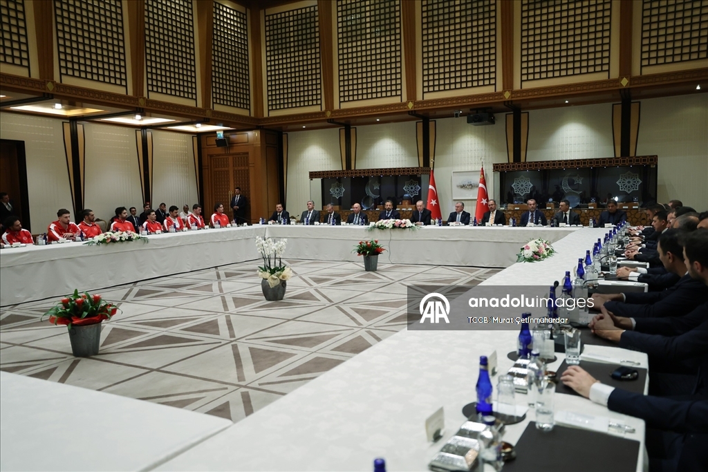 Cumhurbaşkanı Erdoğan, A Milli Erkek Basketbol Takımını kabul etti