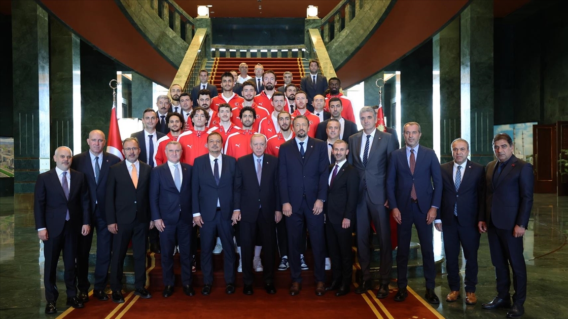 Cumhurbaşkanı Erdoğan, A Milli Erkek Basketbol Takımını kabul etti
