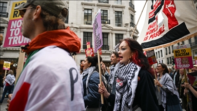 Binlerce gösterici Londra’da Trump’ı protesto etti