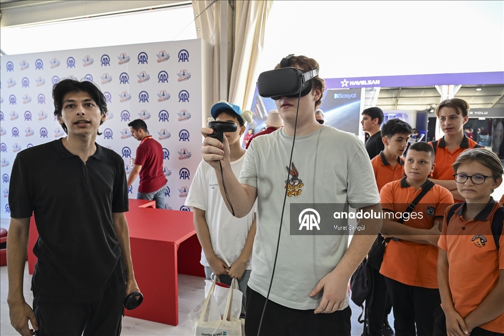 TEKNOFEST İstanbul'da yerini alan Anadolu Ajansı, ziyaretçilere ürün ve hizmetlerini tanıttı