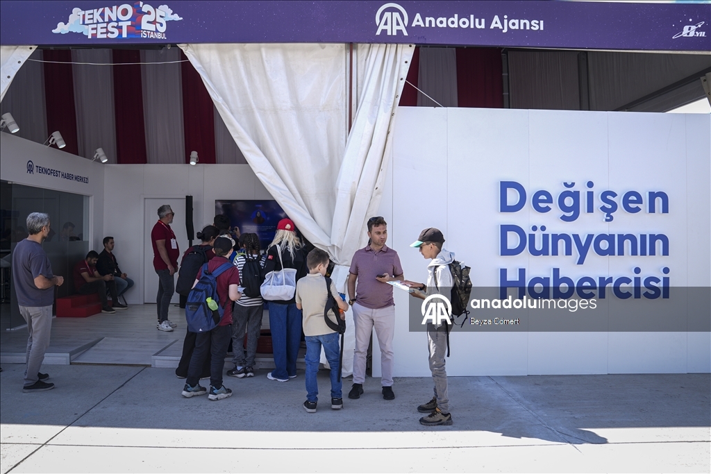 TEKNOFEST İstanbul'da yerini alan Anadolu Ajansı, ziyaretçilere ürün ve hizmetlerini tanıttı