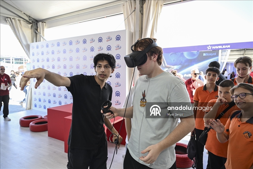 TEKNOFEST İstanbul'da yerini alan Anadolu Ajansı, ziyaretçilere ürün ve hizmetlerini tanıttı