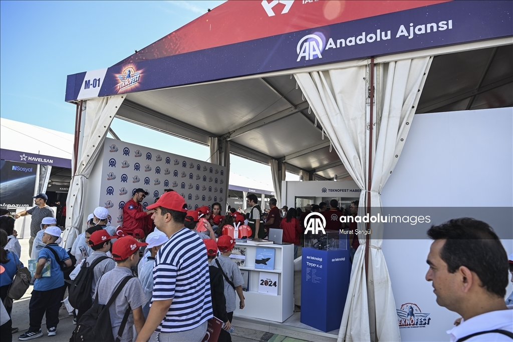 TEKNOFEST İstanbul'da yerini alan Anadolu Ajansı, ziyaretçilere ürün ve hizmetlerini tanıttı