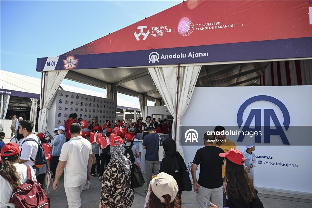 TEKNOFEST İstanbul'da yerini alan Anadolu Ajansı, ziyaretçilere ürün ve hizmetlerini tanıttı