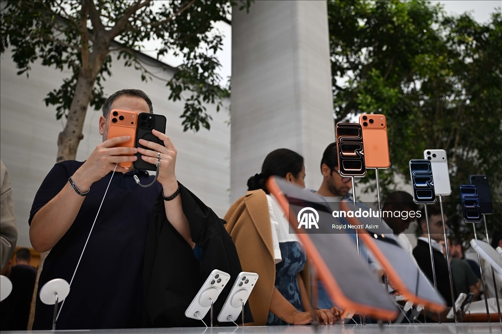 iPhone 17 İngiltere'de satışa başladı