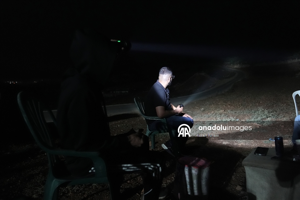 İşgal altındaki Batı Şeria'da gönüllüler, gece nöbeti tutarak bölgelerini saldırılardan korumaya çalışıyor