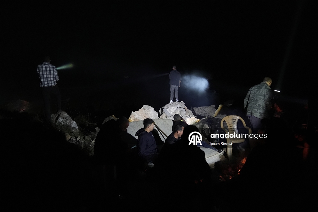 İşgal altındaki Batı Şeria'da gönüllüler, gece nöbeti tutarak bölgelerini saldırılardan korumaya çalışıyor