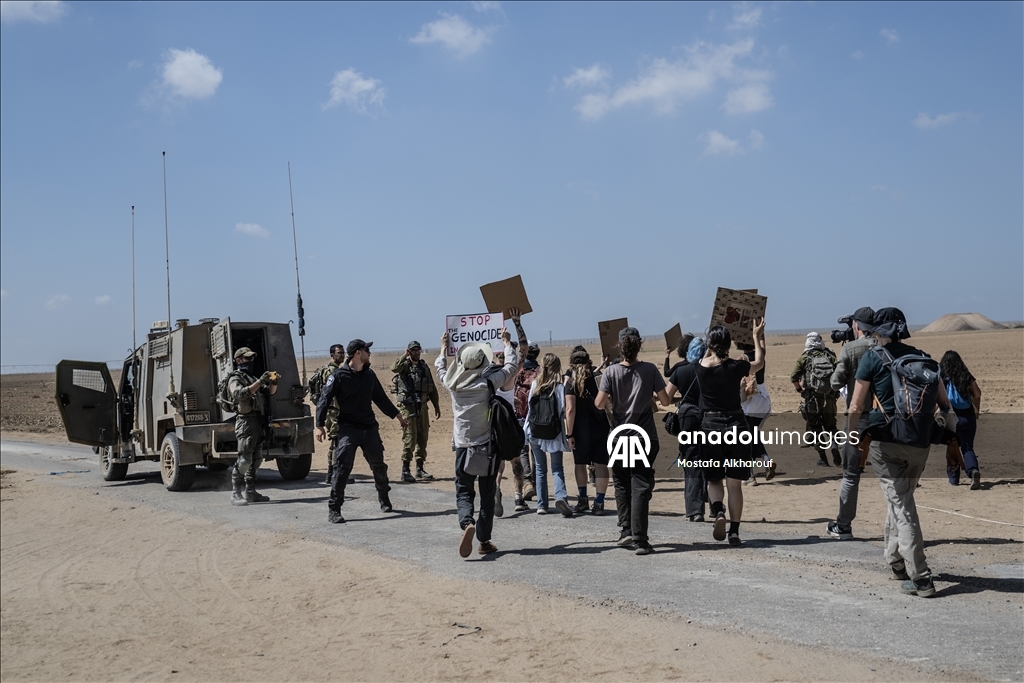 Gazze - İsrail sınırında toplanan bir grup aktivist gösteri düzenledi