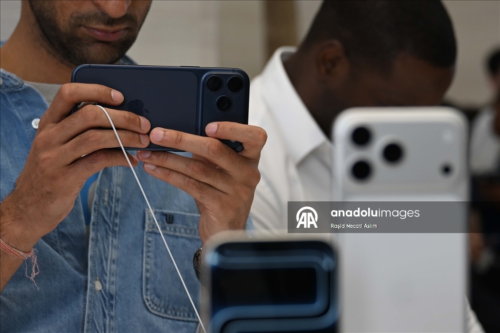 iPhone 17 İngiltere'de satışa başladı