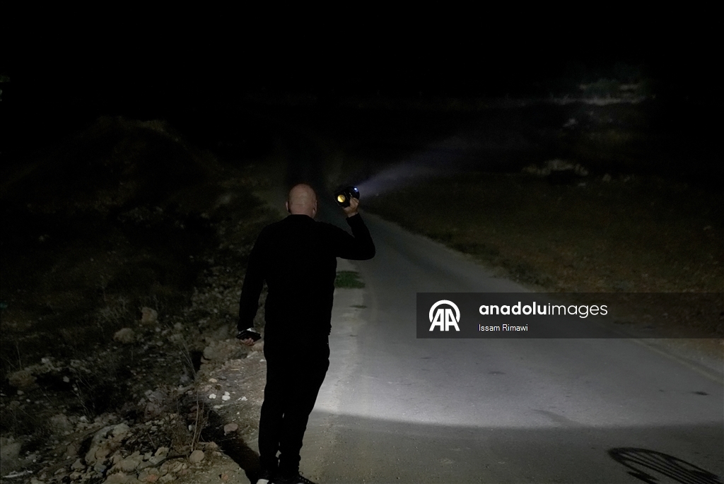 İşgal altındaki Batı Şeria'da gönüllüler, gece nöbeti tutarak bölgelerini saldırılardan korumaya çalışıyor