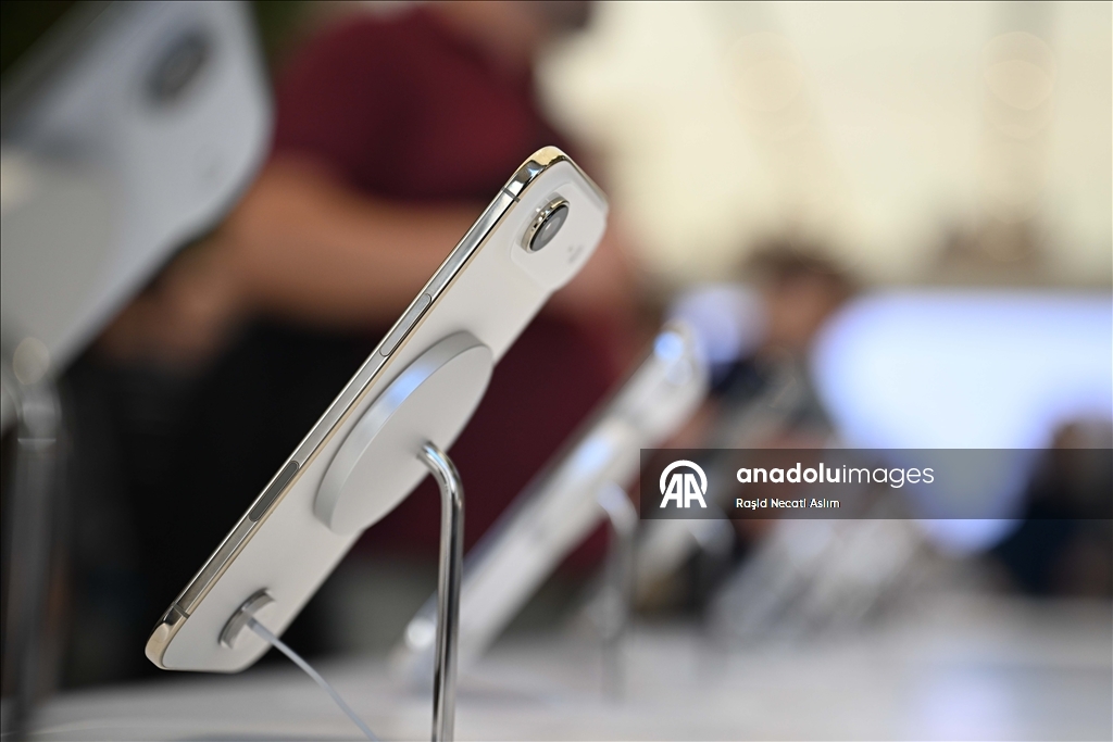 iPhone 17 İngiltere'de satışa başladı