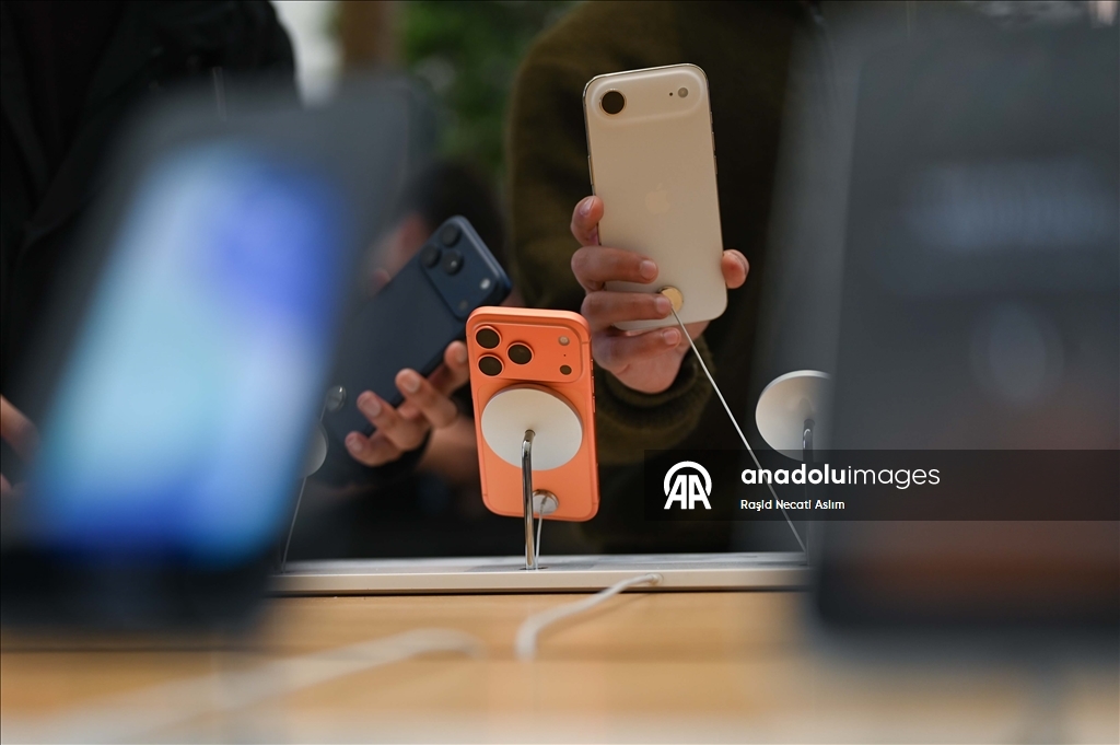 iPhone 17 İngiltere'de satışa başladı