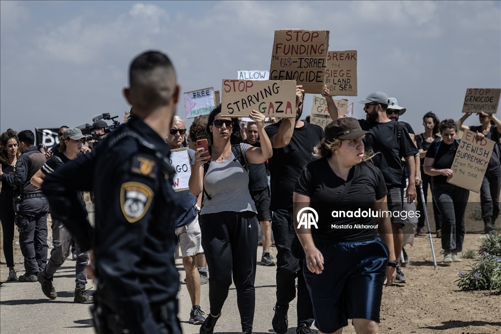 Gazze - İsrail sınırında toplanan bir grup aktivist gösteri düzenledi