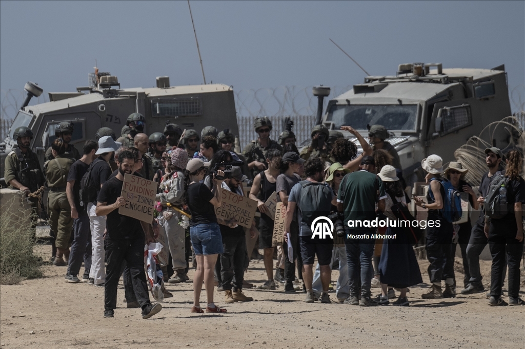 Gazze - İsrail sınırında toplanan bir grup aktivist gösteri düzenledi