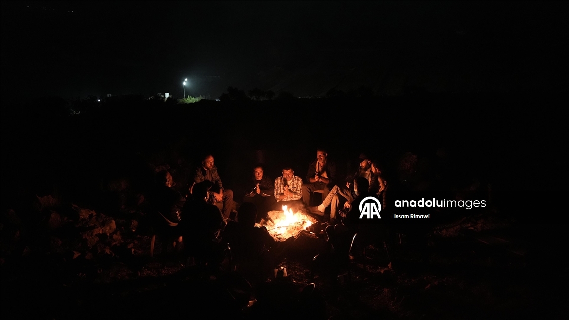 İşgal altındaki Batı Şeria'da gönüllüler, gece nöbeti tutarak bölgelerini saldırılardan korumaya çalışıyor