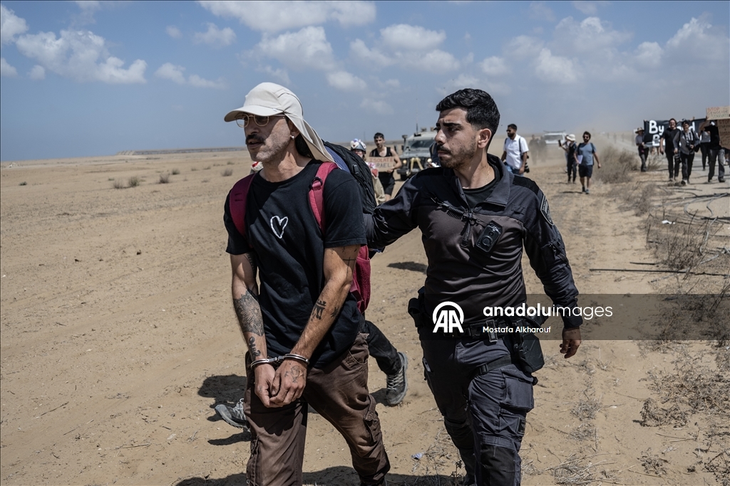 Gazze - İsrail sınırında toplanan bir grup aktivist gösteri düzenledi