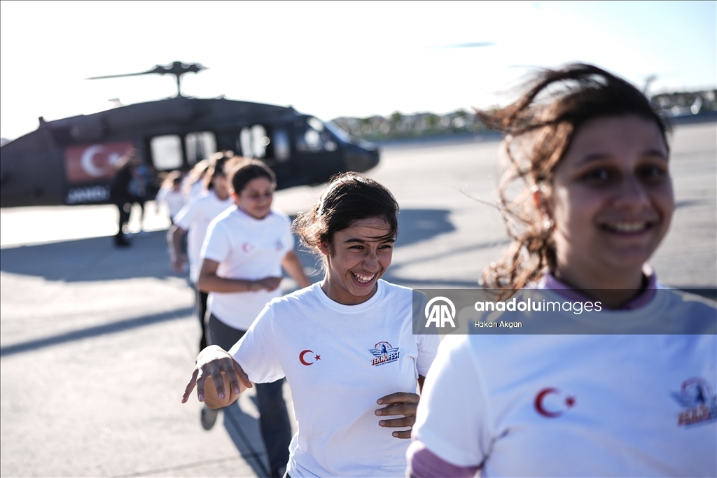 TEKNOFEST’te öğrenciler ilk kez helikopter deneyimi yaşadı