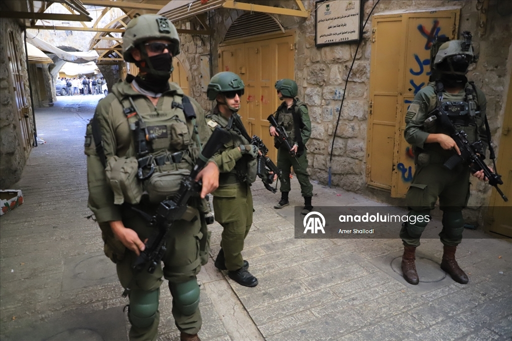 İsrail güçleri korumasındaki Yahudi yerleşimciler, El Halil kentine baskın düzenledi