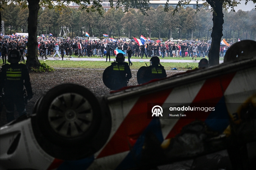 Hollanda'da daha sıkı sığınmacı politikası talebiyle düzenlenen protesto çatışmalara dönüştü