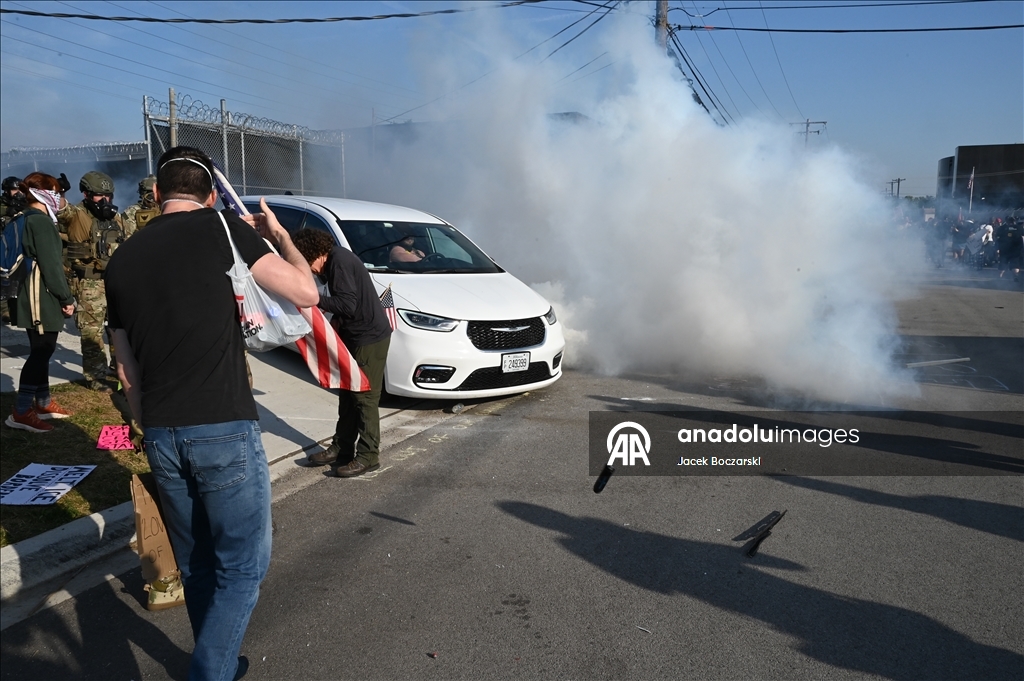 Разногласия протестующих с сотрудникам ICE у миграционного центра в США