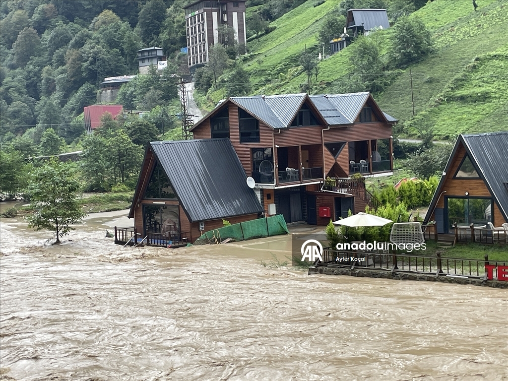 Rize'de sağanak etkili oldu