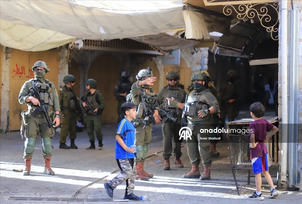 İsrail güçleri korumasındaki Yahudi yerleşimciler, El Halil kentine baskın düzenledi