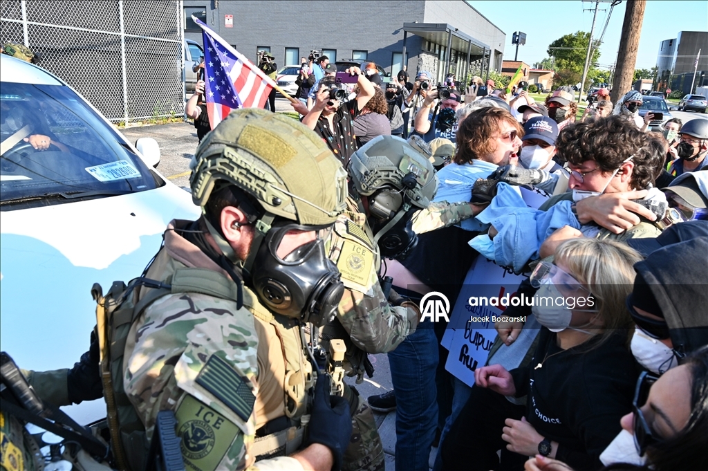 Разногласия протестующих с сотрудникам ICE у миграционного центра в США