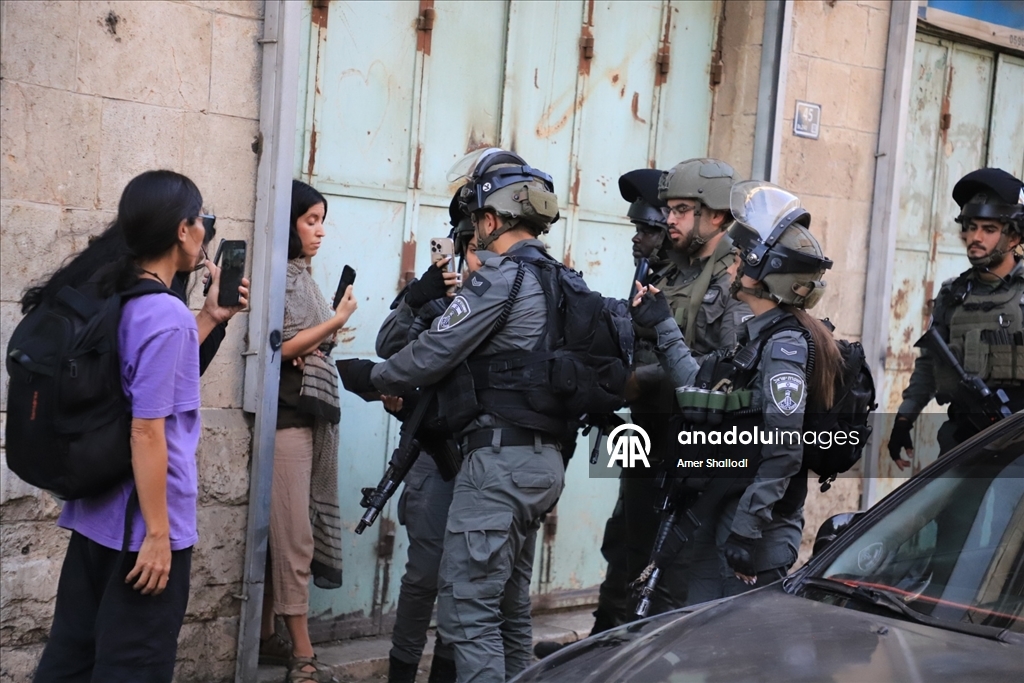 İsrail güçleri korumasındaki Yahudi yerleşimciler, El Halil kentine baskın düzenledi