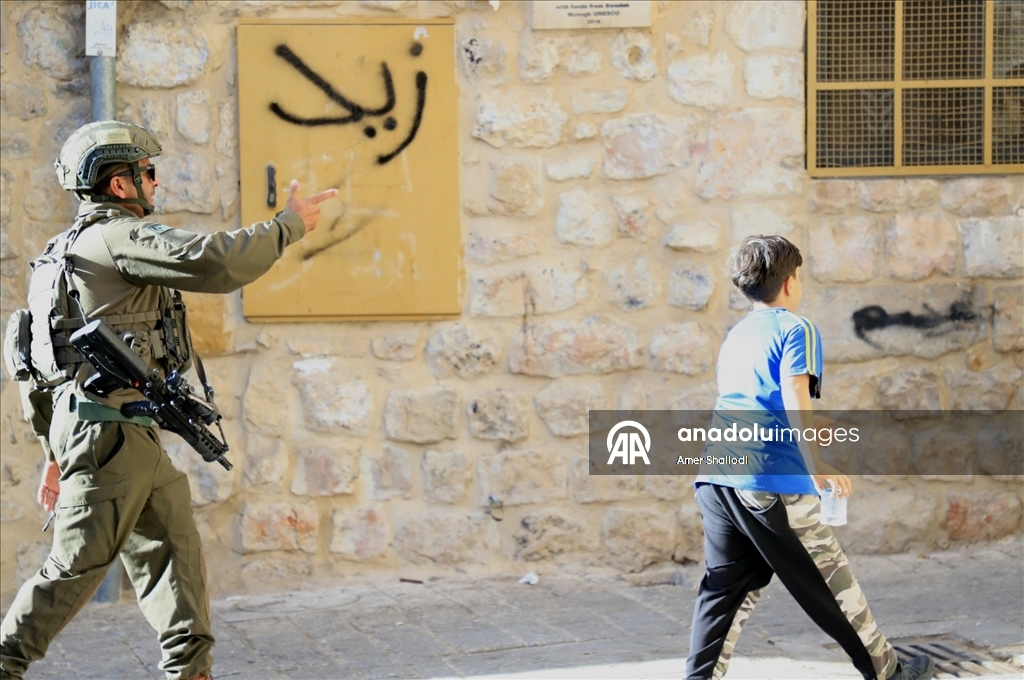 İsrail güçleri korumasındaki Yahudi yerleşimciler, El Halil kentine baskın düzenledi