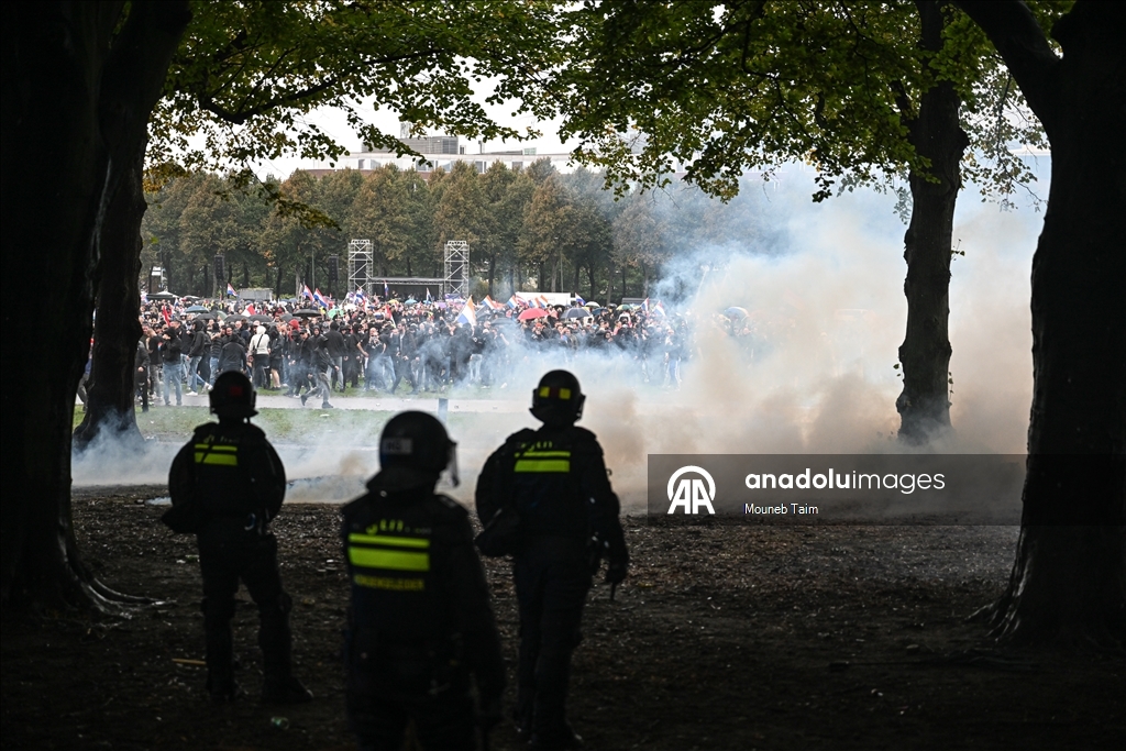 Hollanda'da daha sıkı sığınmacı politikası talebiyle düzenlenen protesto çatışmalara dönüştü