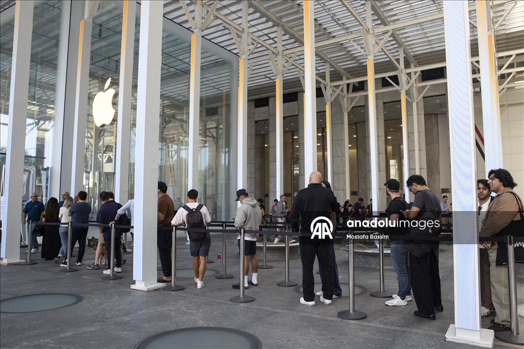 iPhone 17 поступил в продажу в Нью-Йорке