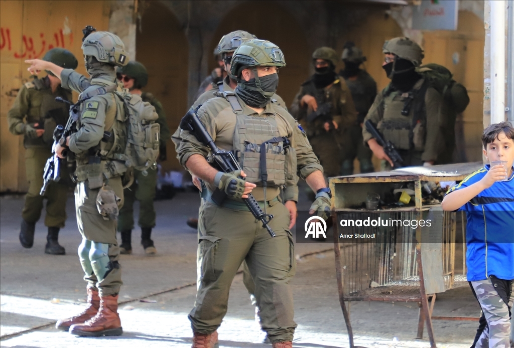 İsrail güçleri korumasındaki Yahudi yerleşimciler, El Halil kentine baskın düzenledi