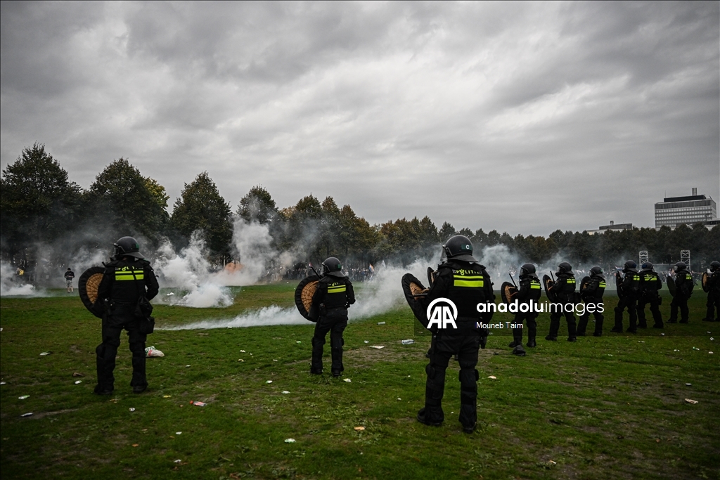 Hollanda'da daha sıkı sığınmacı politikası talebiyle düzenlenen protesto çatışmalara dönüştü