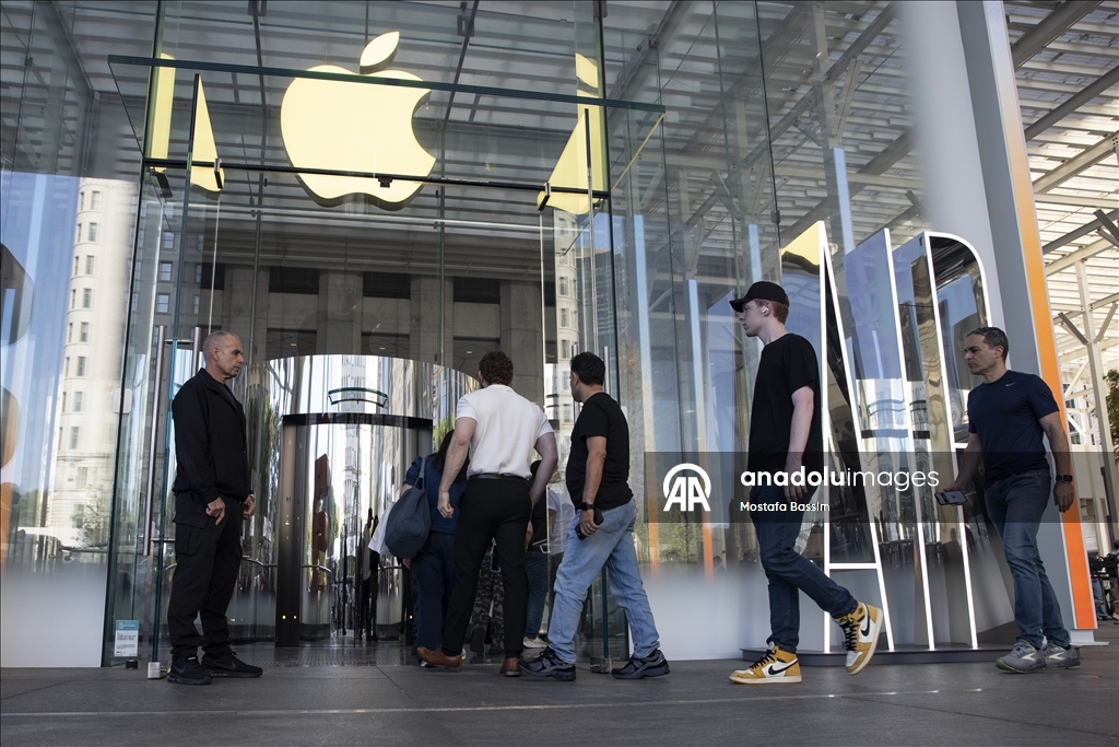 iPhone 17 поступил в продажу в Нью-Йорке