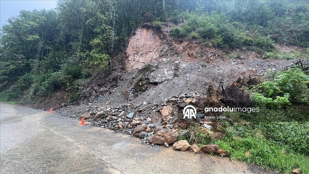  Giresun'da etkili olan sağanak hayatı olumsuz etkiledi