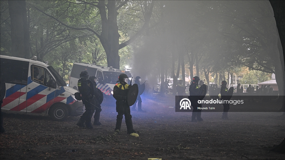 Hollanda'da daha sıkı sığınmacı politikası talebiyle düzenlenen protesto çatışmalara dönüştü