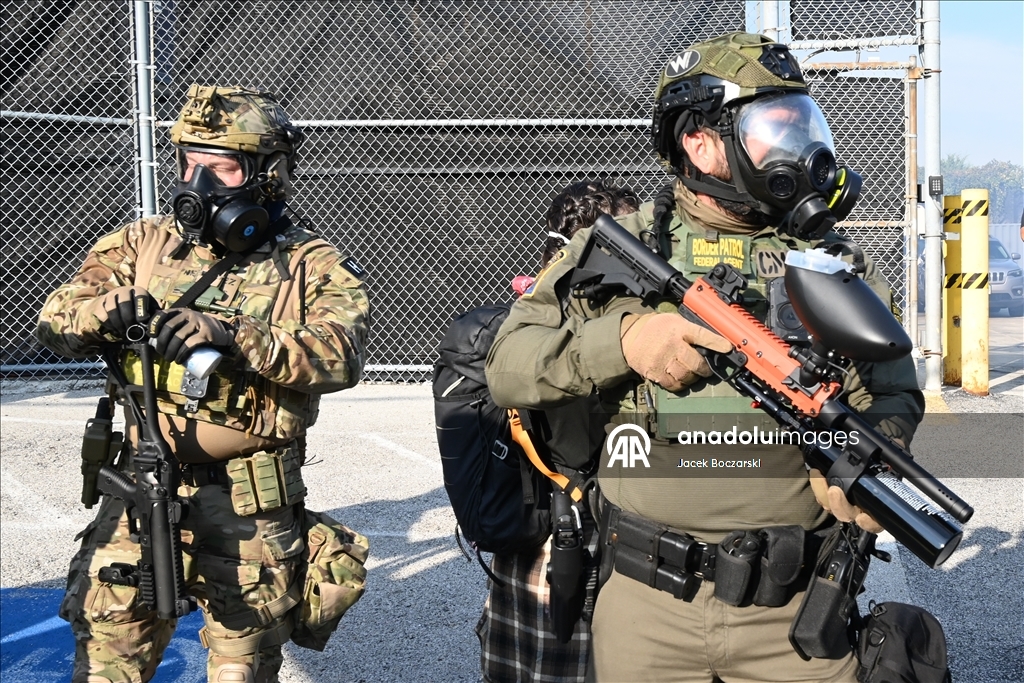 Разногласия протестующих с сотрудникам ICE у миграционного центра в США