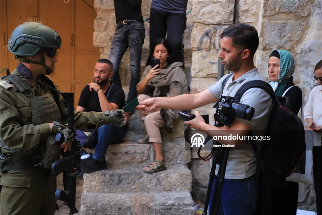 İsrail güçleri korumasındaki Yahudi yerleşimciler, El Halil kentine baskın düzenledi