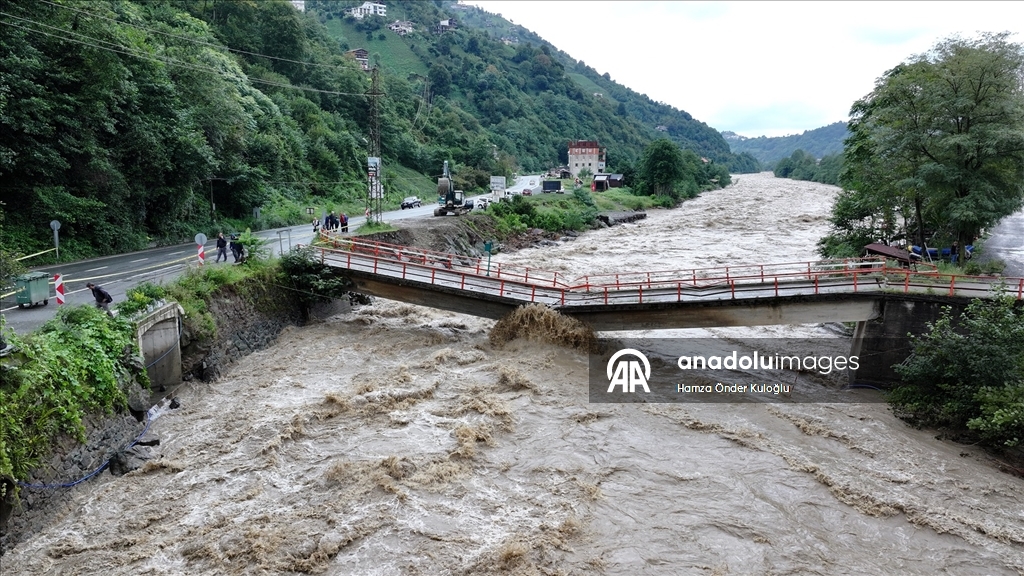 Rize'de sağanak etkili oldu