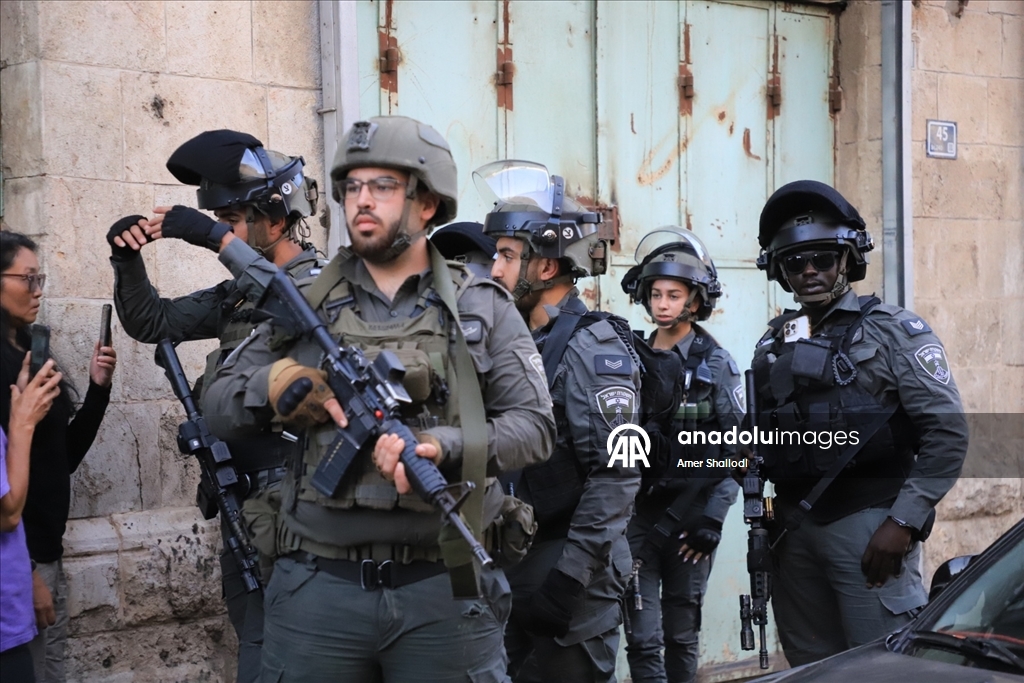 İsrail güçleri korumasındaki Yahudi yerleşimciler, El Halil kentine baskın düzenledi