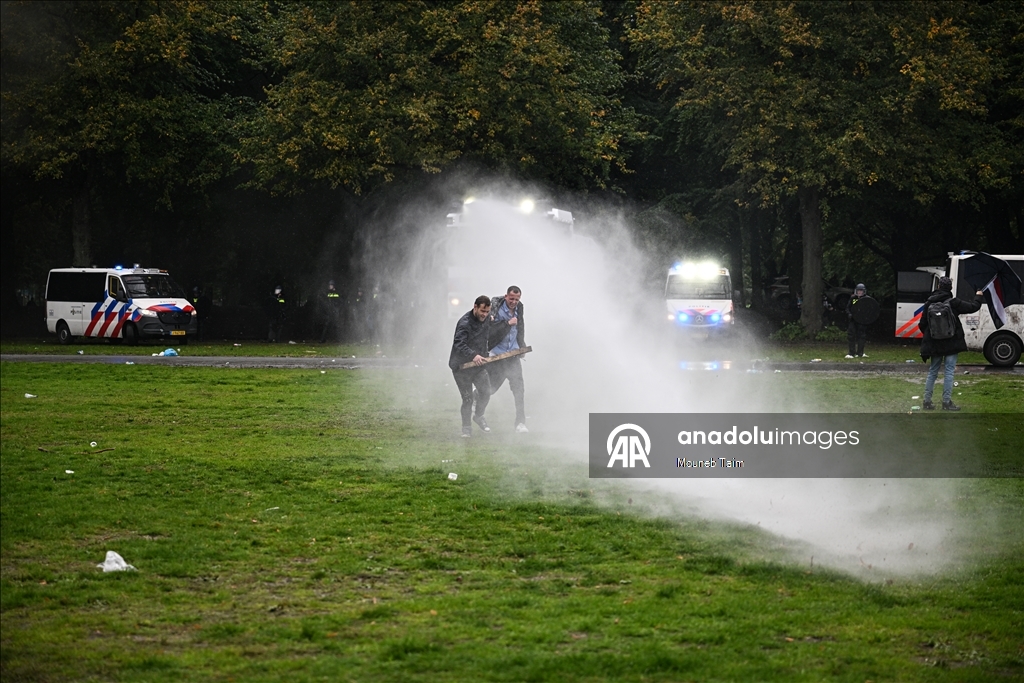 Hollanda'da daha sıkı sığınmacı politikası talebiyle düzenlenen protesto çatışmalara dönüştü