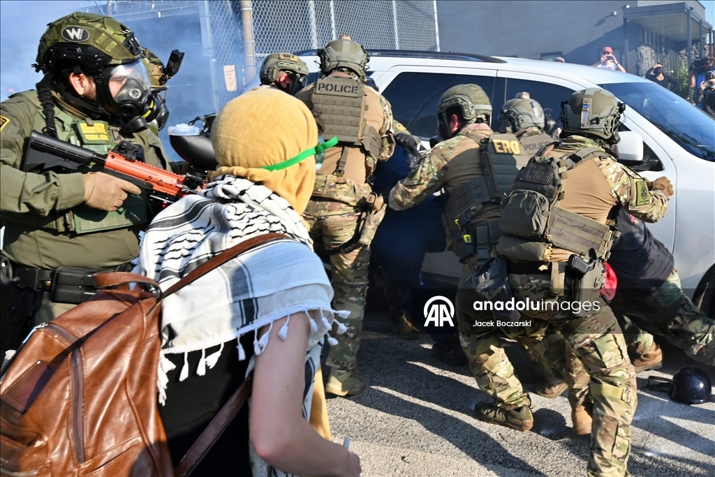 Разногласия протестующих с сотрудникам ICE у миграционного центра в США