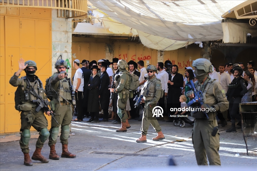 İsrail güçleri korumasındaki Yahudi yerleşimciler, El Halil kentine baskın düzenledi