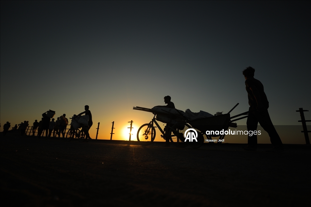 İsrail'in kara saldırıları nedeniyle Gazze kentindeki Filistinlilerin zorunlu göçü sürüyor