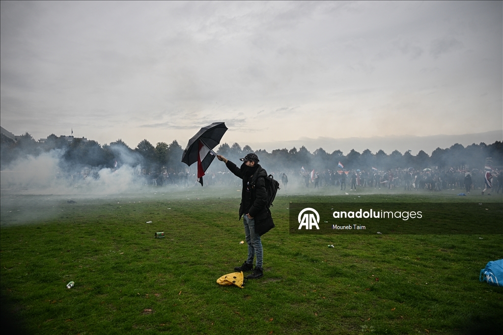 Hollanda'da daha sıkı sığınmacı politikası talebiyle düzenlenen protesto çatışmalara dönüştü
