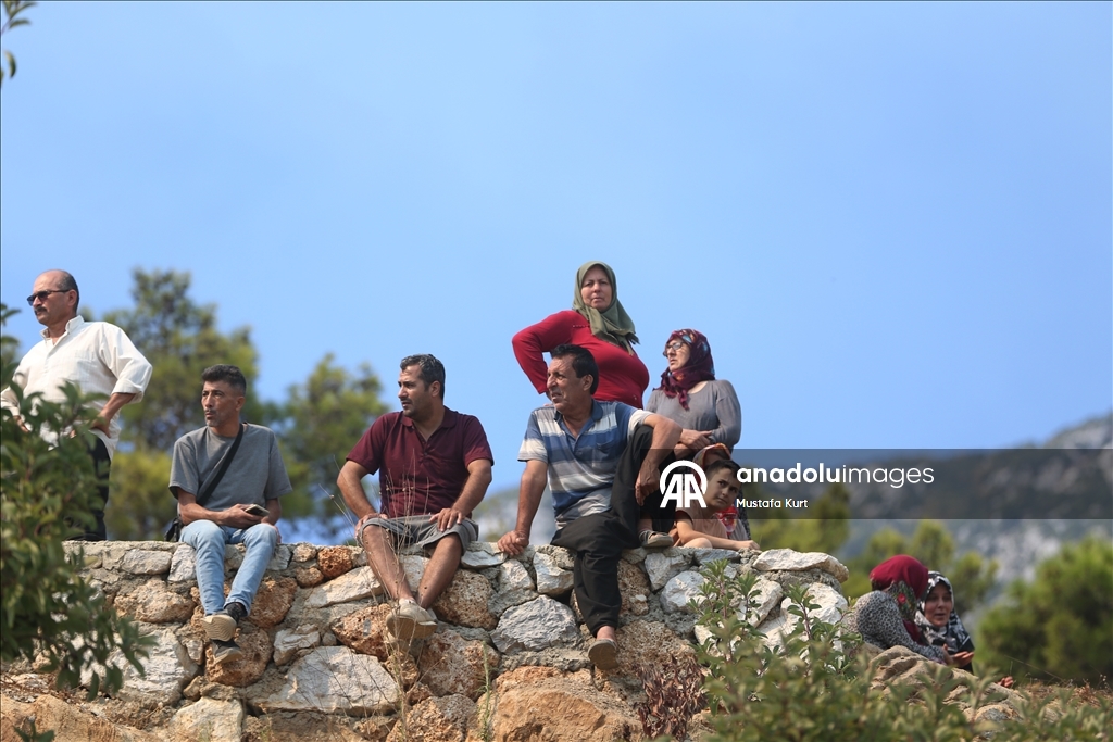 Antalya'nın Alanya ilçesinde ormanlık alanlarda çıkan yangınlara müdahale sürüyor