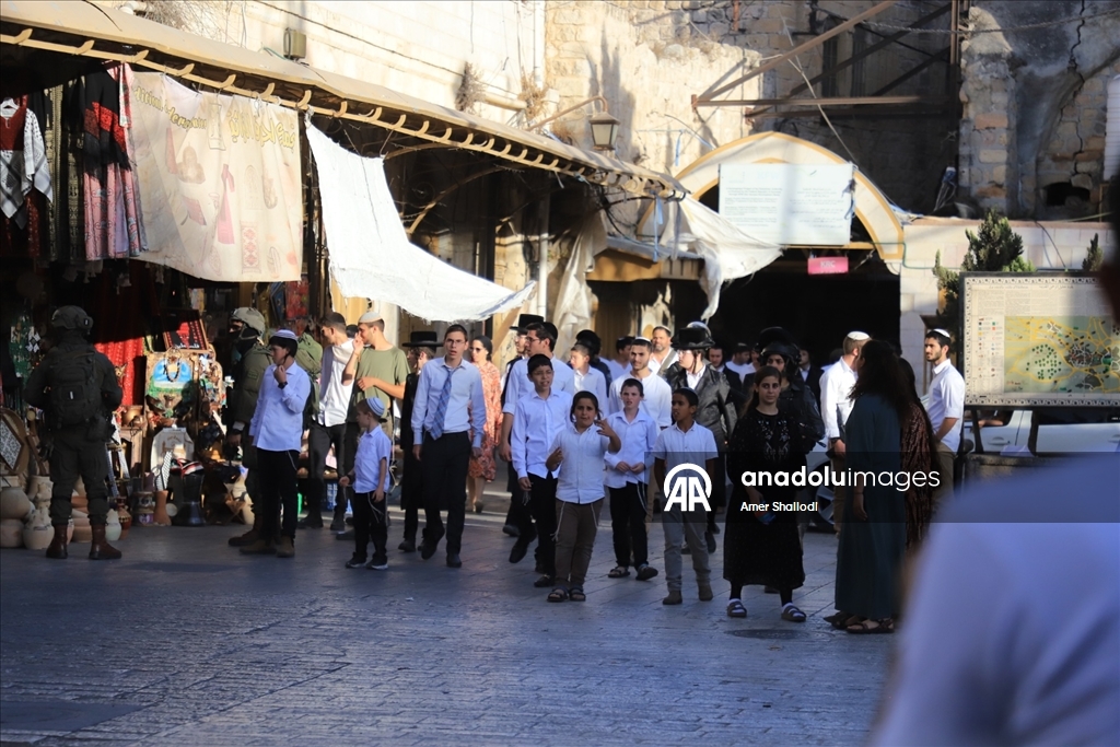 İsrail güçleri korumasındaki Yahudi yerleşimciler, El Halil kentine baskın düzenledi