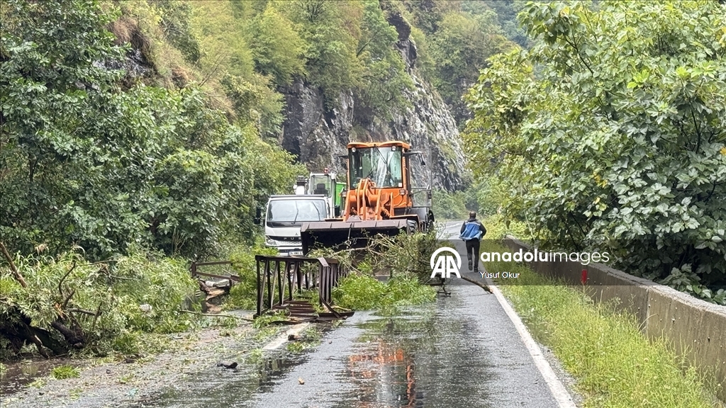 Artvin'de sağanak, taşkın ve heyelanlara neden oldu
